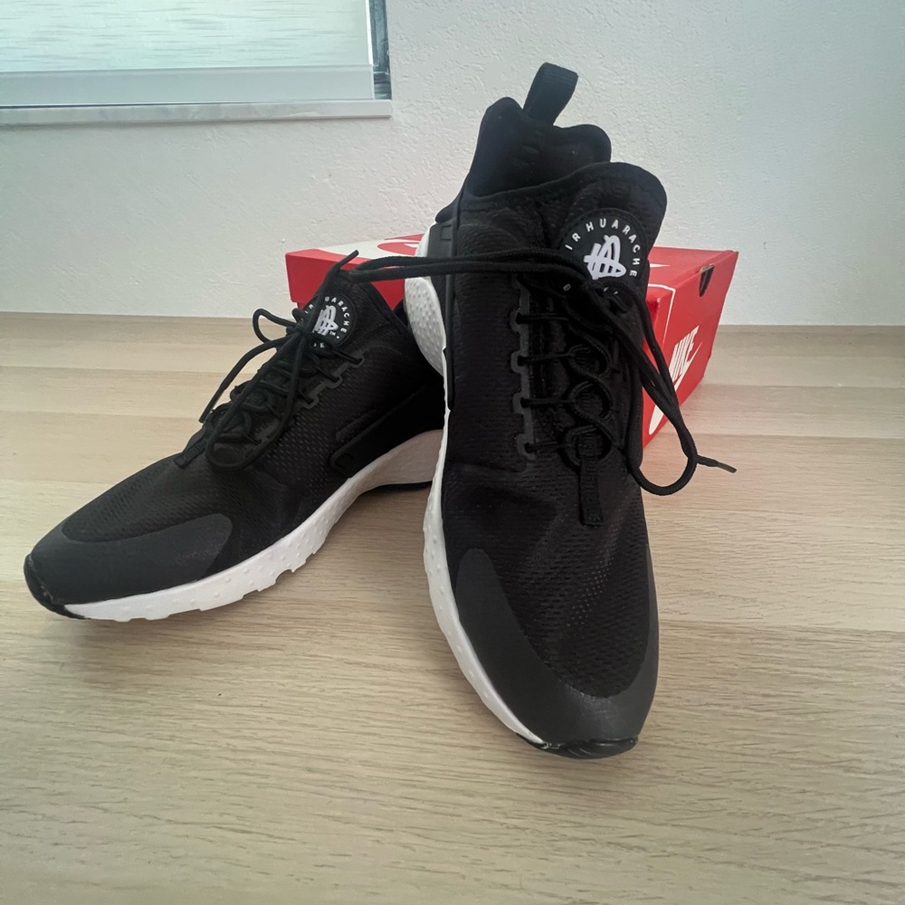 Women’s Nike Huaraches Air